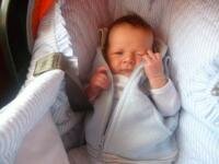 incerc sa dorm dar mami...............pozeaza